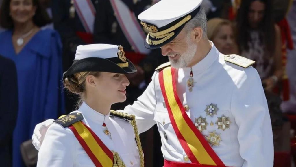 El rey Felipe VI, el pasado 16 de julio, conversando con la princesa Leonor durante la entrega de reales despachos a los nuevos oficiales en la Academia Naval de Marín
