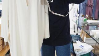 Isabel Ruiz posa en su taller con un diseño de novia.