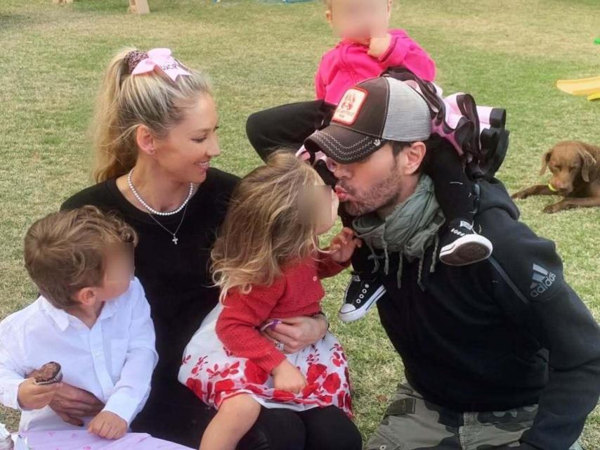 Enrique Iglesias y Anna Kournikova, con los tres hijos que tienen en común, en las redes sociales.