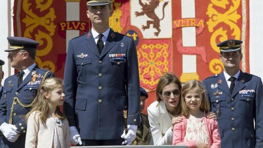 El entonces príncipe de Asturias cogiendo de la mano a la infanta Leonor, en mayo de 2014, en la AGA.
