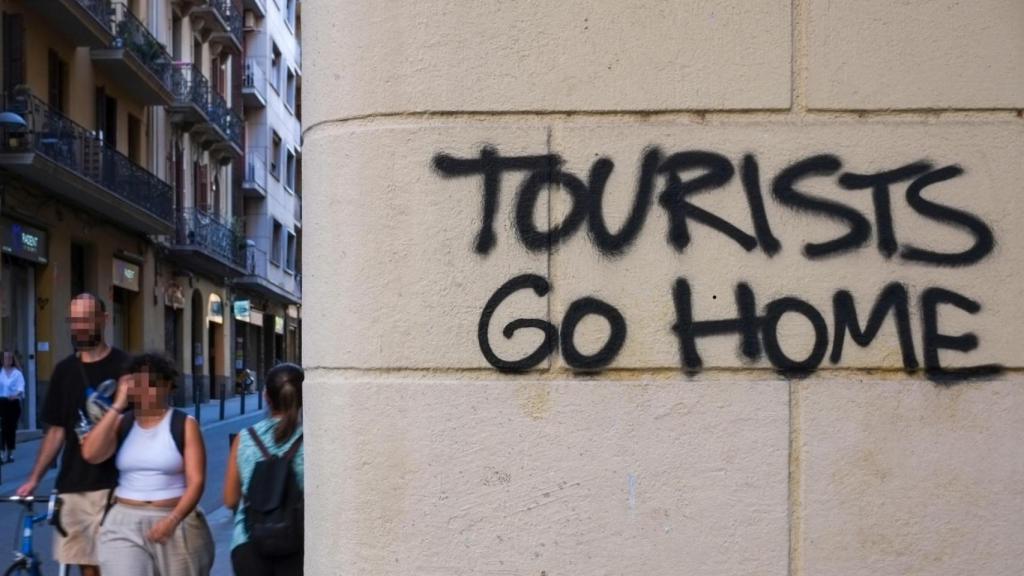 Pintada en la pared en contra del turismo