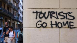 Pintada en la pared en contra del turismo