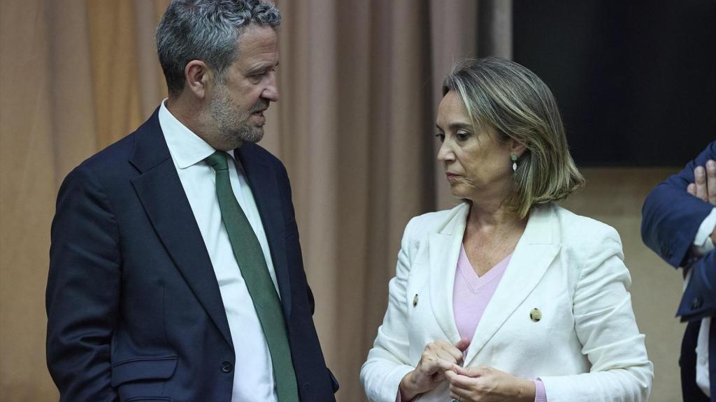La diputada del PP Cuca Gamarra (d) durante la reunión de la Diputación Permanente.