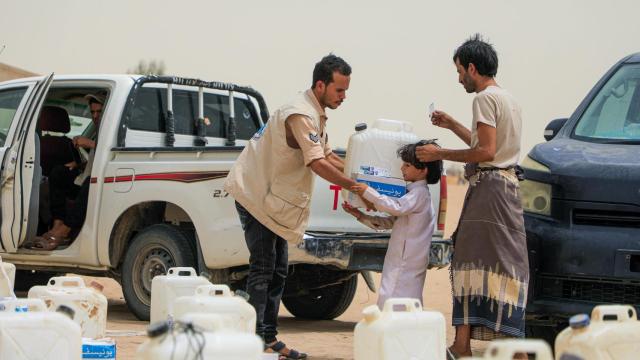 Distribución de los kits de saneamiento en el campamento de Marib para personas desplazadas internamente (PDI).