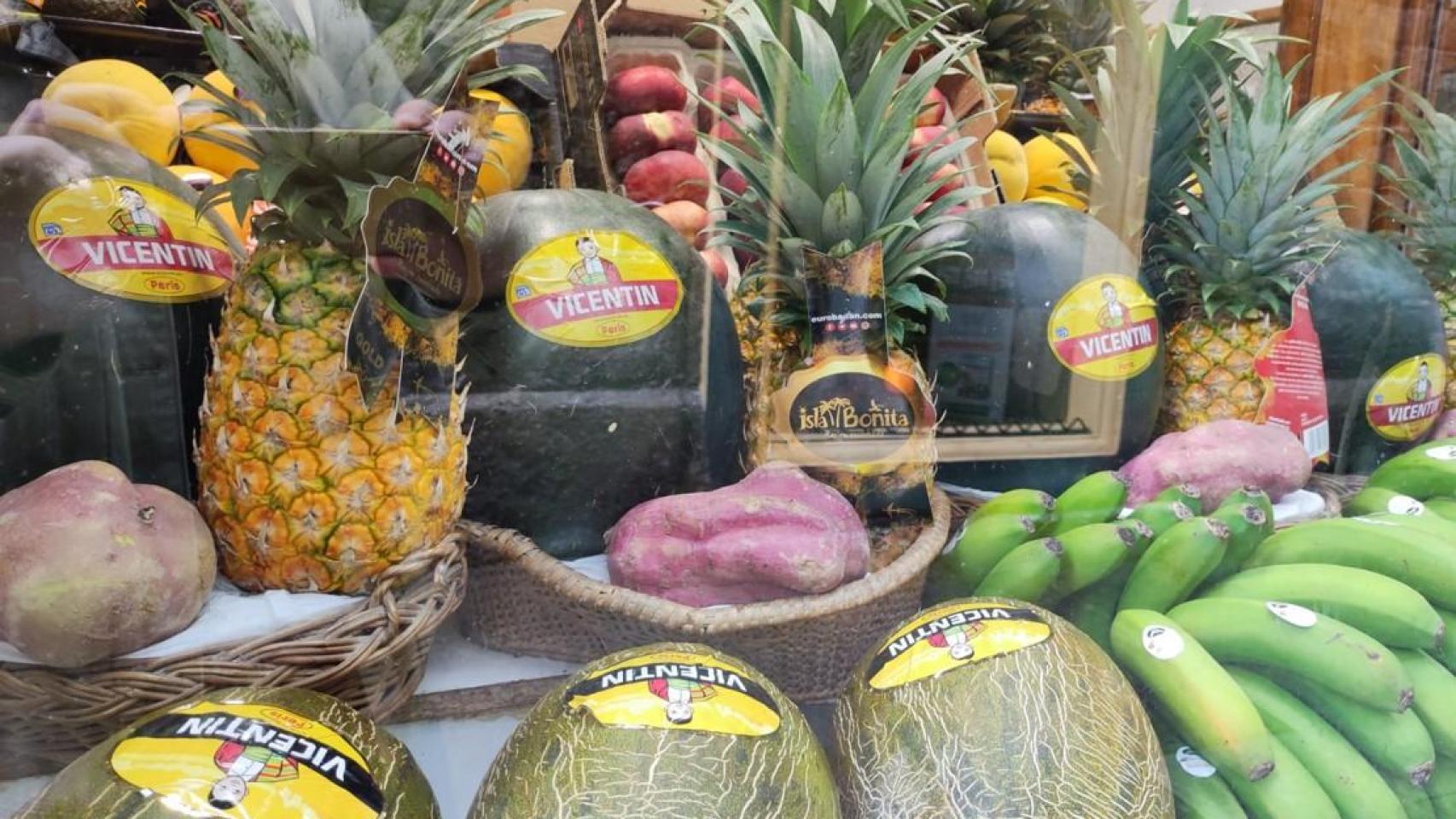 Frutas en el escaparate de una frutería de A Coruña.