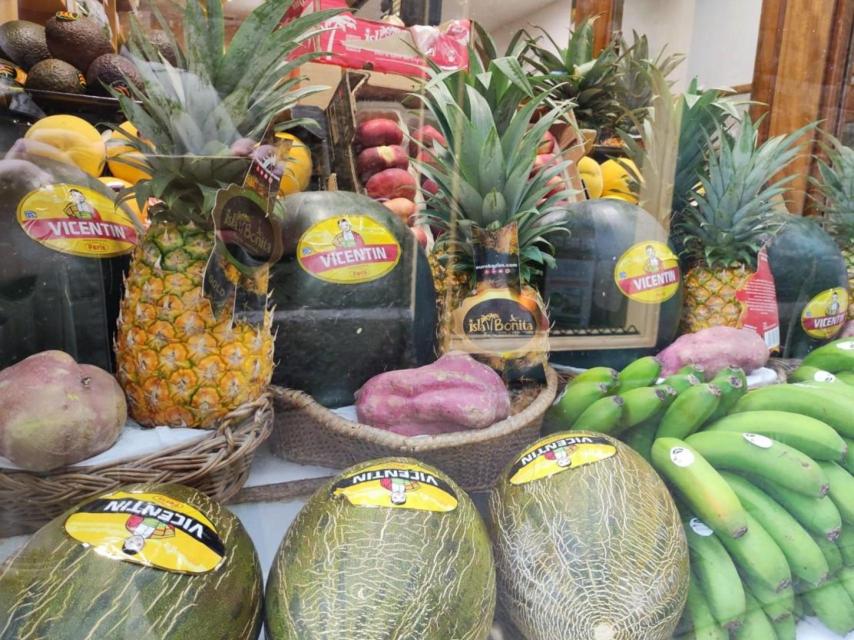 Frutas en el escaparate de una frutería de A Coruña.