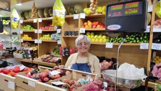 Susana Lago, entre la fruta y junto a la báscula de la frutería Iglesias, en A Coruña.