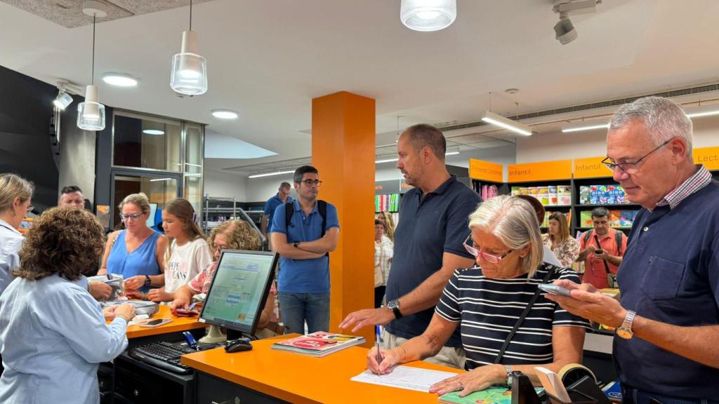 Clientes en la Librería General utilizando Volveremos en la Vuelta al Cole.