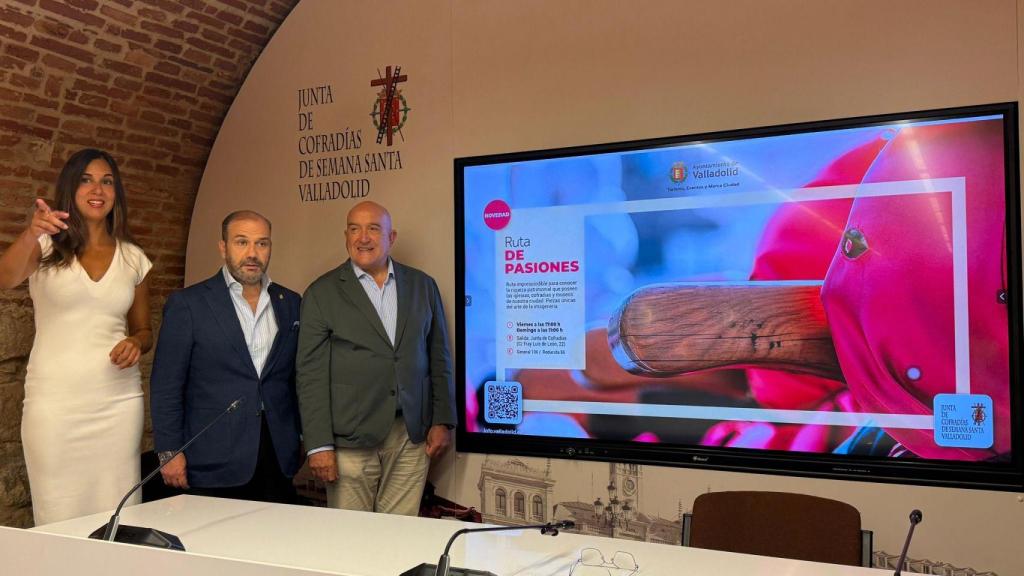 La concejala de Turismo, Eventos y Marca Ciudad, Blanca Jiménez; el presidente de la Junta de Cofradías de Semana Santa, Miguel Vegas; y el alcalde de Valladolid, Jesús Julio Carnero, presentando la ruta de pasiones