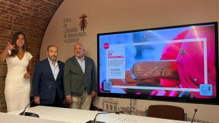 La concejala de Turismo, Eventos y Marca Ciudad, Blanca Jiménez; el presidente de la Junta de Cofradías de Semana Santa, Miguel Vegas; y el alcalde de Valladolid, Jesús Julio Carnero, presentando la ruta de pasiones