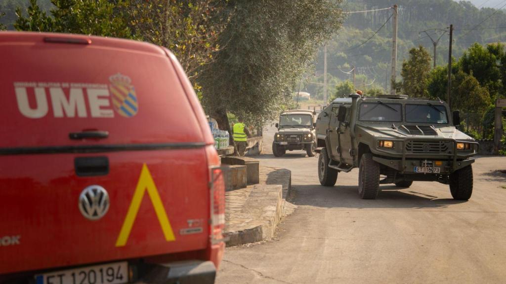 Imagen de efectivos del Ejército de Tierra y de la UME en los incendios que asolan al noroeste español