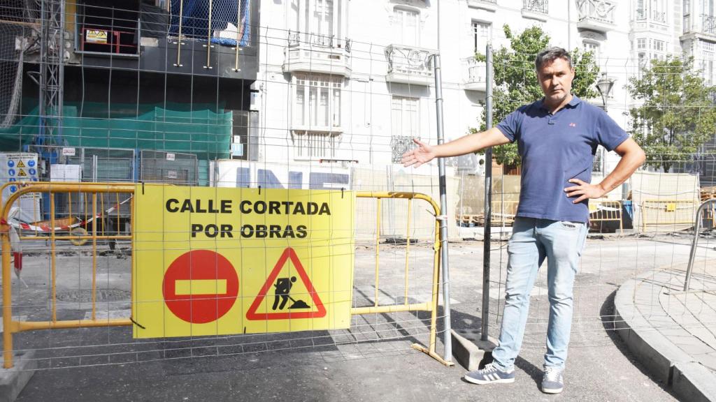 José Manuel Renedo del Bar Liverpool junto a las obras de la calle Gamazo