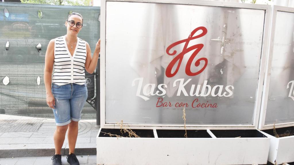 Almudena Hernández del Bar Las Kubas junto a las obras de Gamazo