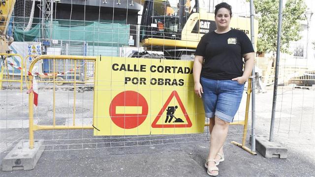Patricia Galindo de la Peluquería Galindo junto a las obras en la calle Gamazo