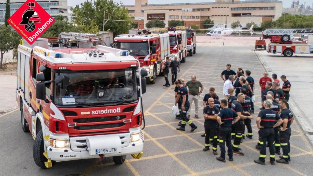 Miembros del Consorcio de Bomberos de Alicante en los incendios de León.