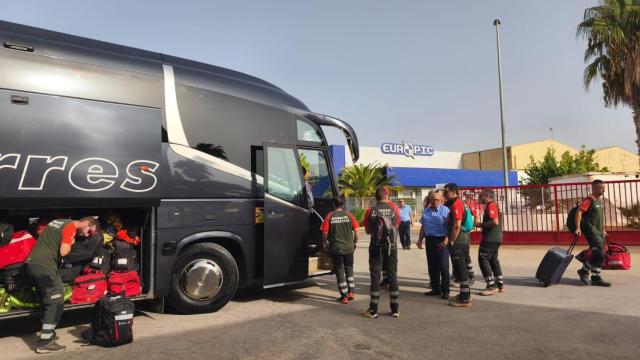 Los bomberos forestales de Chiva salen hacia León