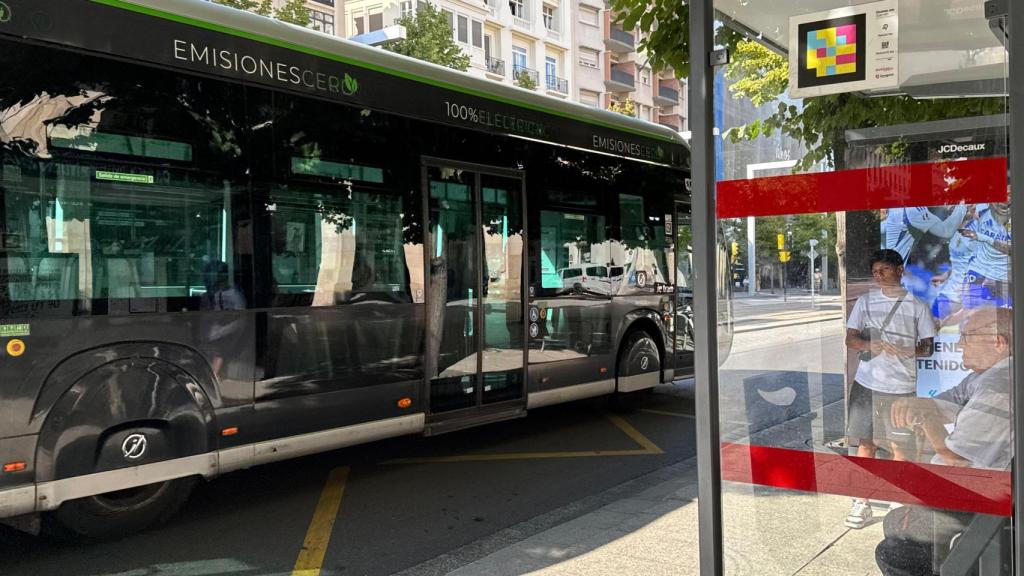 Uno de los buses de Zaragoza, a su paso por el paseo de la Independencia.