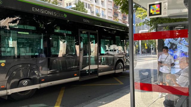 Uno de los buses de Zaragoza, a su paso por el paseo de la Independencia.