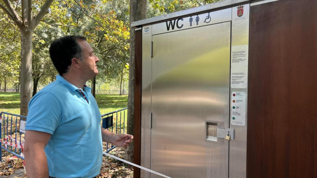 David Moreno junto a uno de los nuevos aseos autolimpiables de Talavera de la Reina.