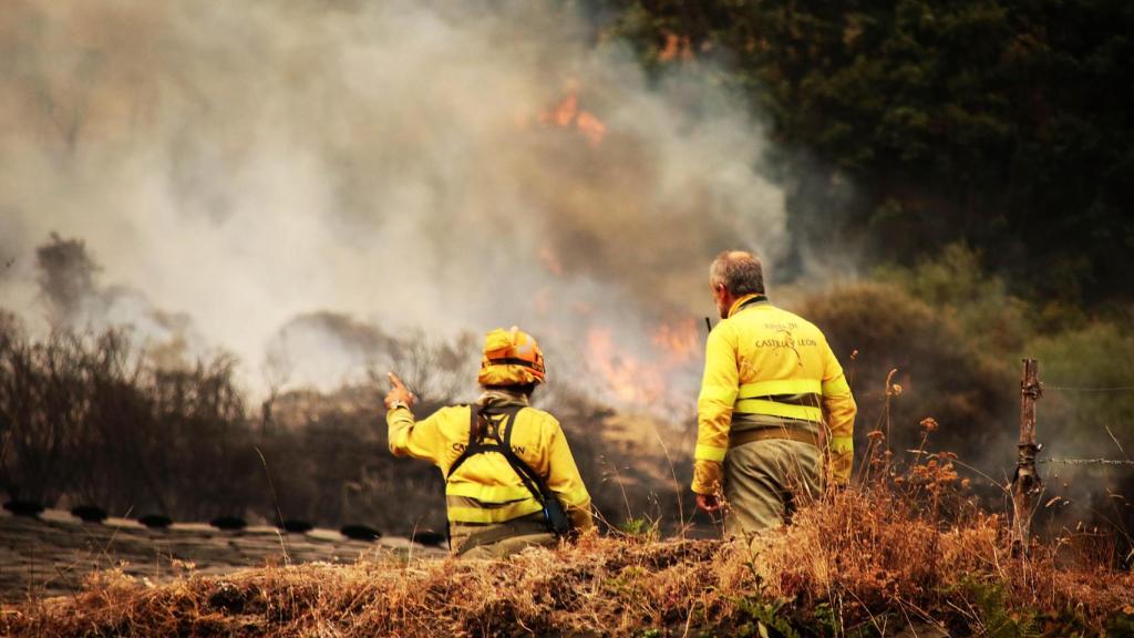 Fasgar (León) lleva ya casi tres semanas consecutivas luchando contra un incendio forestal de gravedad