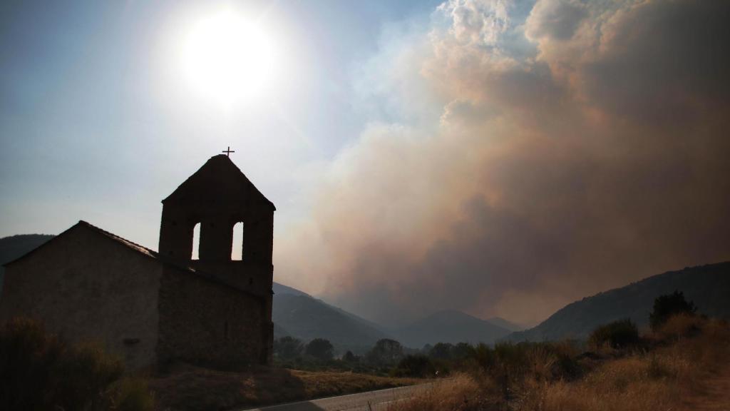 El humo cubre la localidad de Fasgar desde hace 20 días