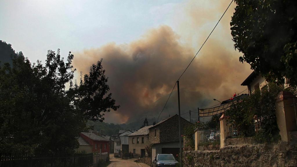 Columnas de humo sobre Fasgar (León)
