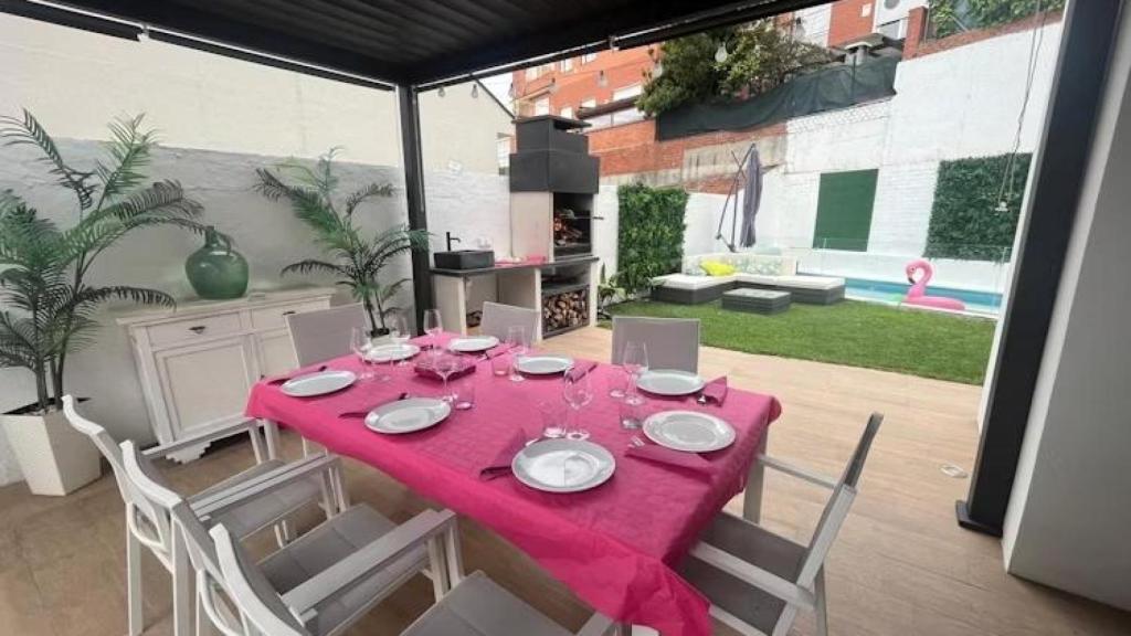 Vista del patio con piscina de María Luisa.