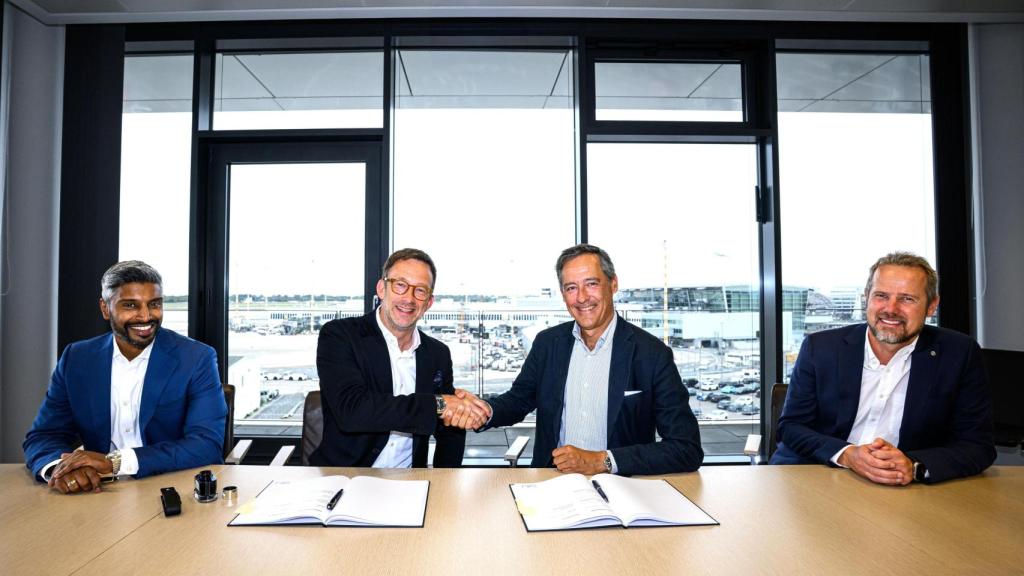 El consejero delegado de Exolum, Javier Goñi, y  el consejero delegado de Aeropuerto de Düsseldorf, Lars Redeligx.