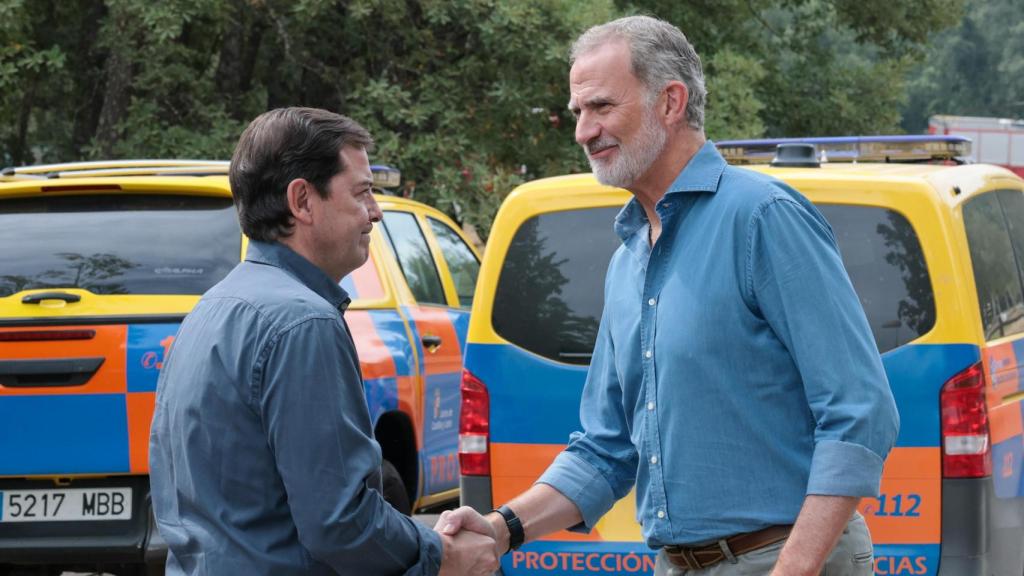 El rey Felipe VI saluda a Mañueco en su llegada a Sanabria