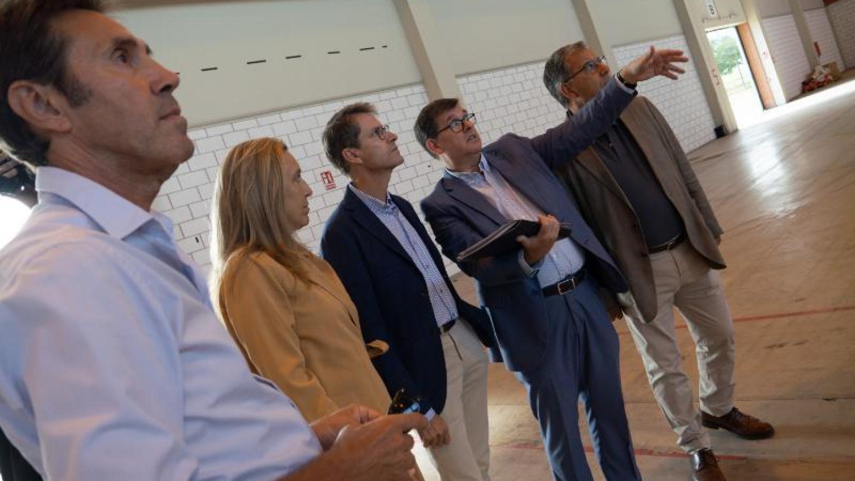 El presidente de La Rioja, Gonzalo Capellán (en el centro), flanqueado por la consejera Belinda León, y el director general Amadeo Lázaro, durante la visita.