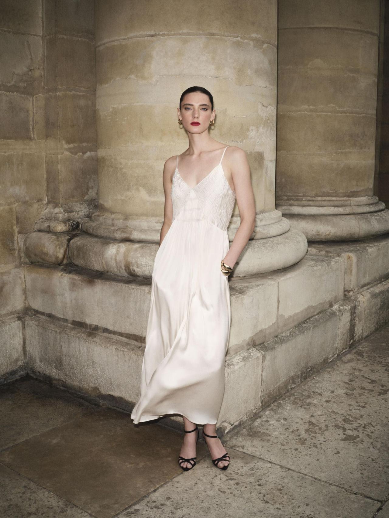 La línea incluye diseños elementales como vestidos lenceros.