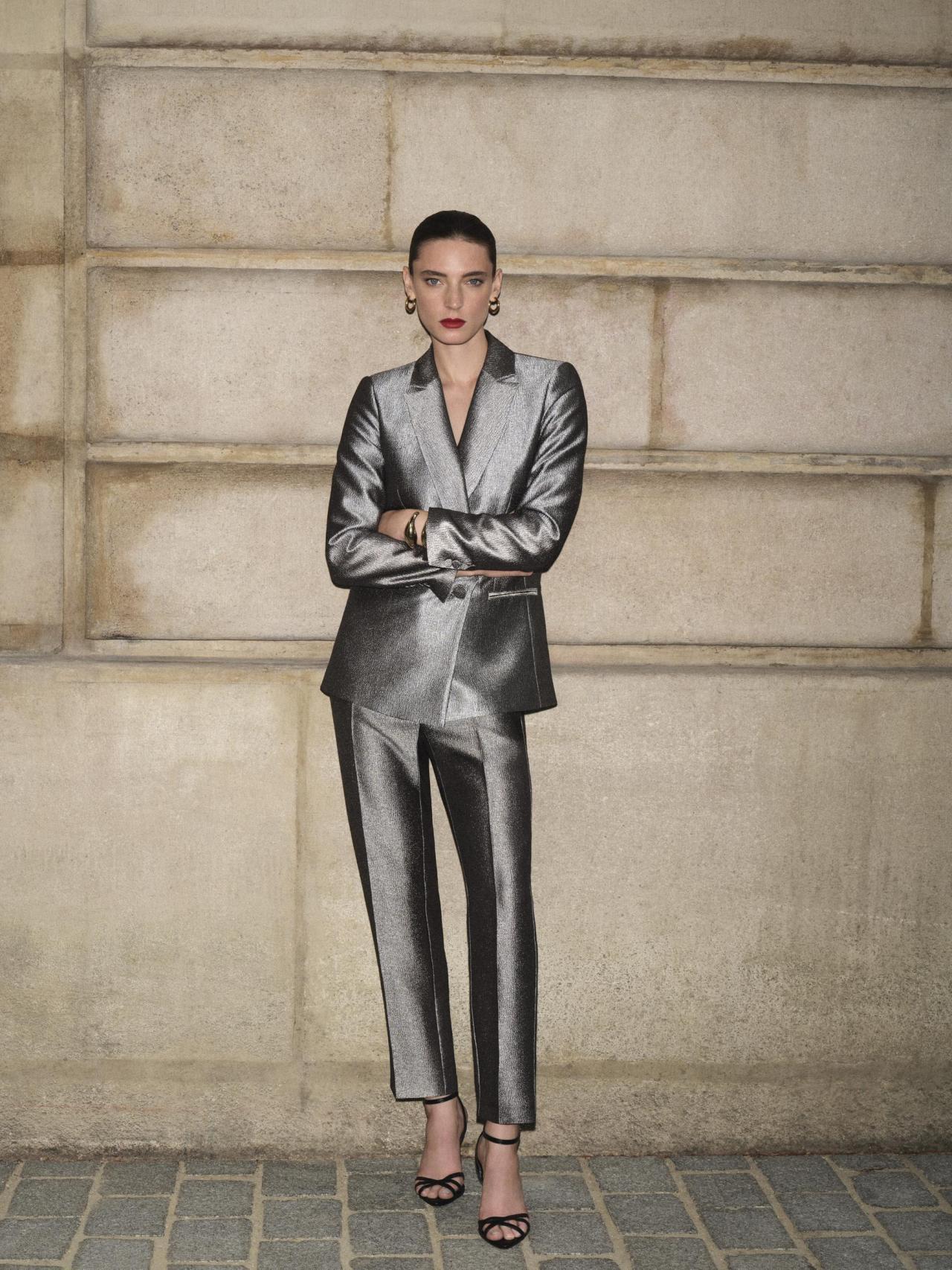 La línea incluye también diseños como trajes de acabado satinado.