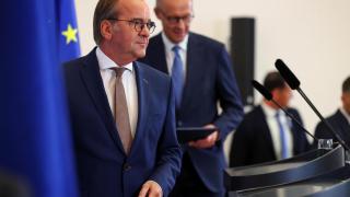 El canciller Merz y el ministro Pistorius, tras la reunión del consejo de ministros alemán.