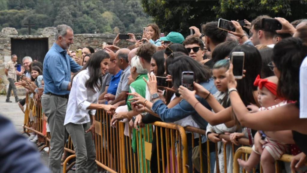 Los Reyes saludan a la gente durante su visita a las principales zonas afectadas por los incendios forestales en Castilla y León