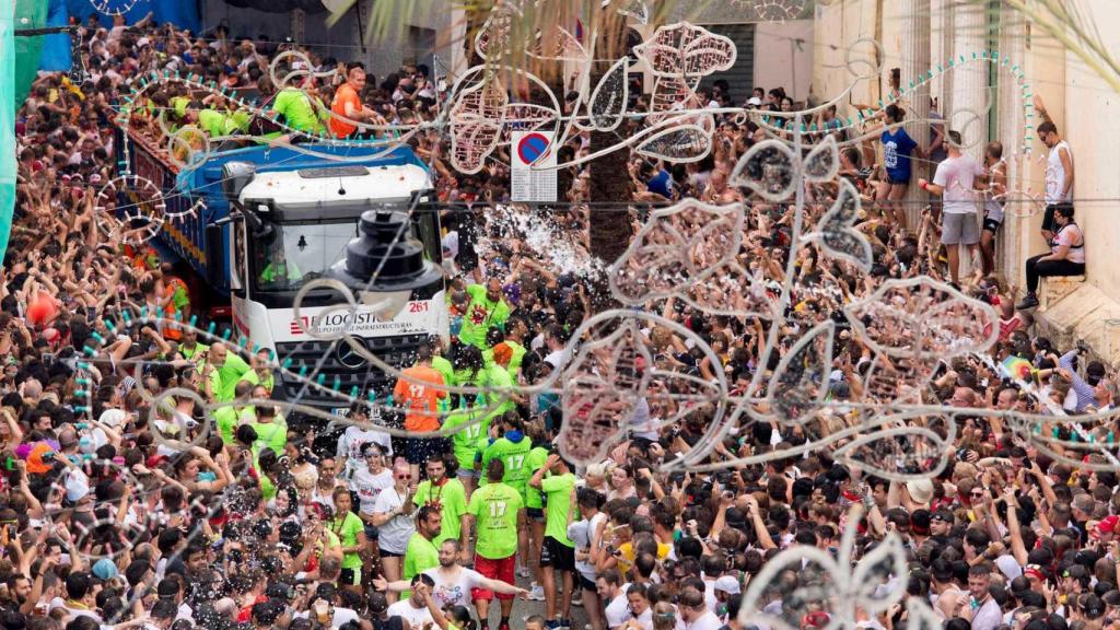Miles de personas llegan a Buñol para vivir la Tomatina