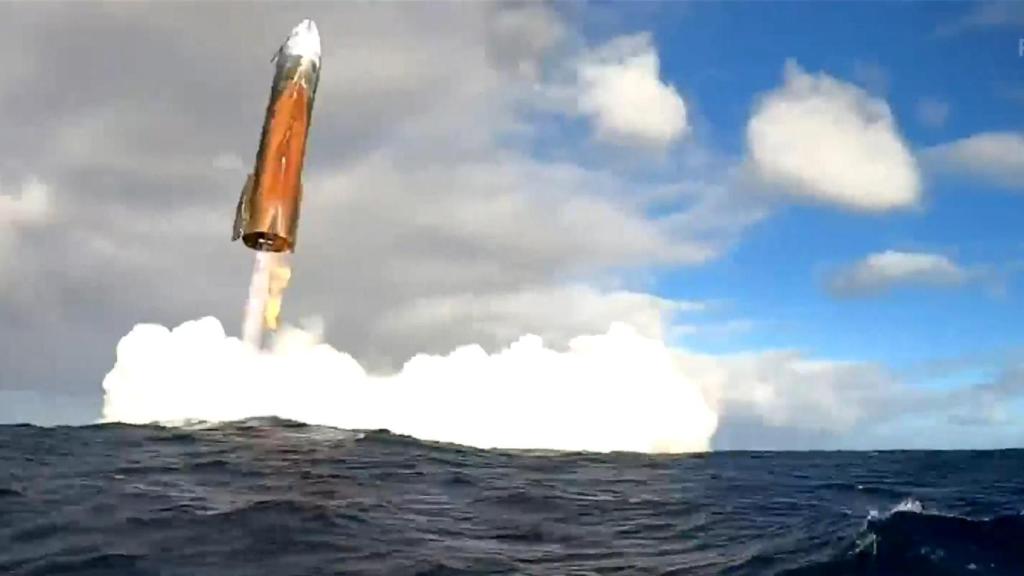 La nave Starship, a punto de amarar en el Índico