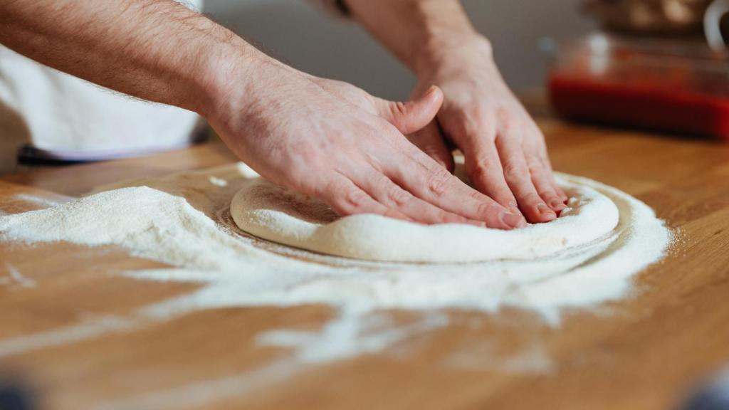 Haciendo masa de pizza.