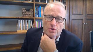 El economista Randall Bell durante una entrevista.