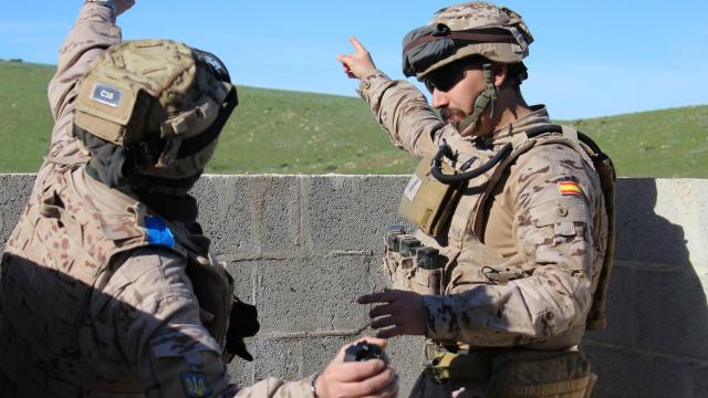 Instructor español adiestra a un soldado ucraniano