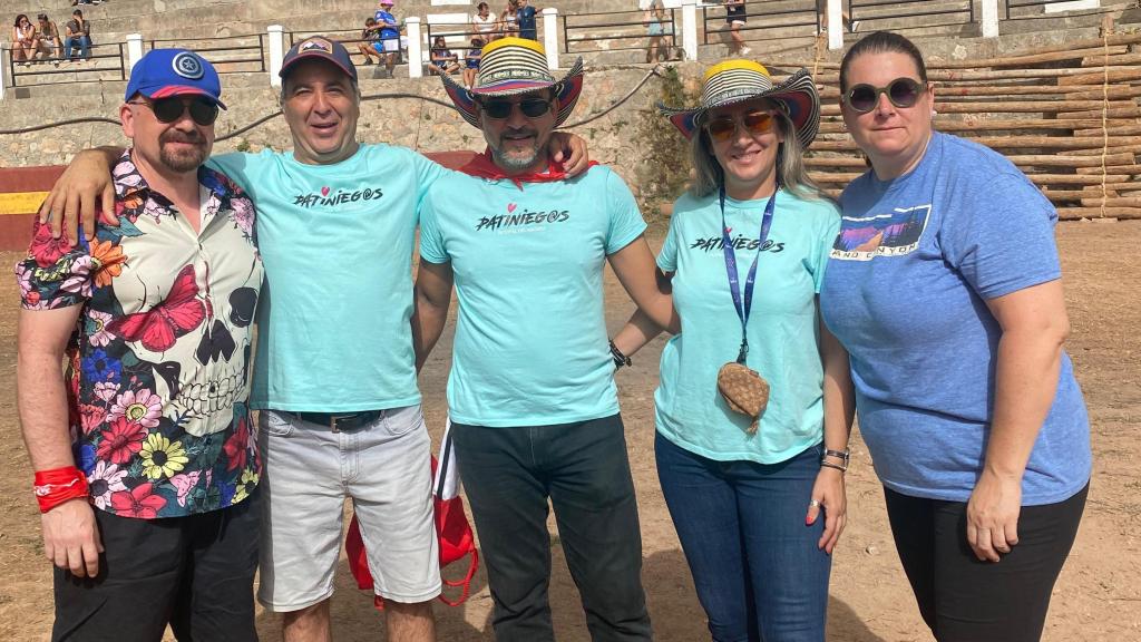 Óscar, su pareja y el resto del equipo que ha transformado al escalera.