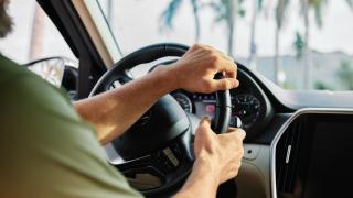 Un hombre al volante