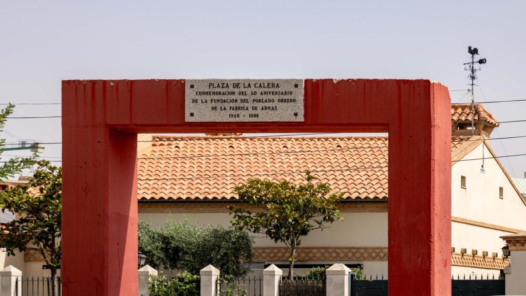 Placa con el nombre de la plaza desde 1998, pese a que no aparece en el callejero.