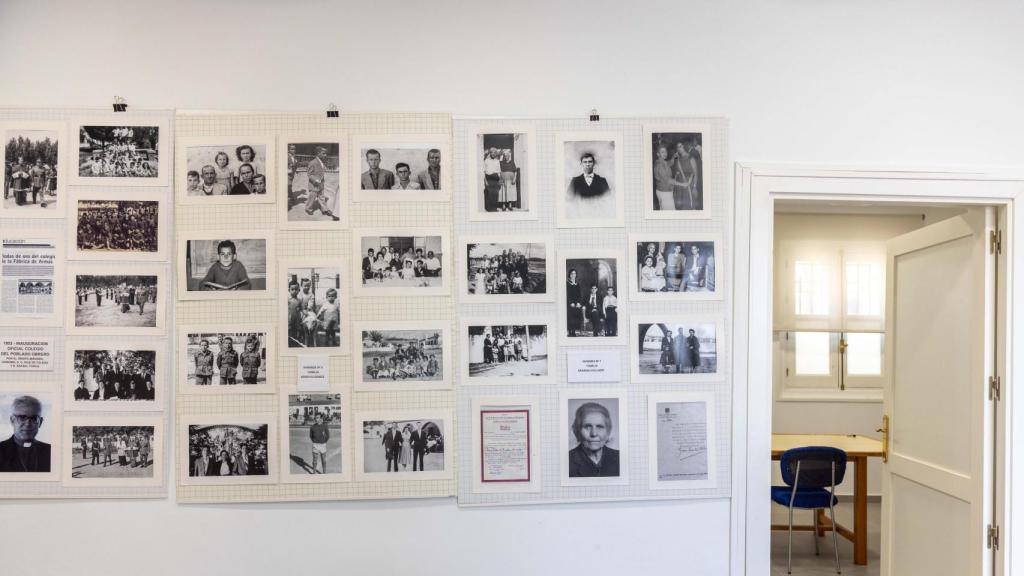 Exposición de fotos antiguas en el interior de la sede de la asociación Azumel.