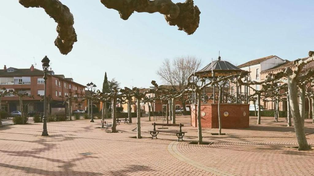 Imagen de una de las principales plazas de Villarramiel (Palencia)