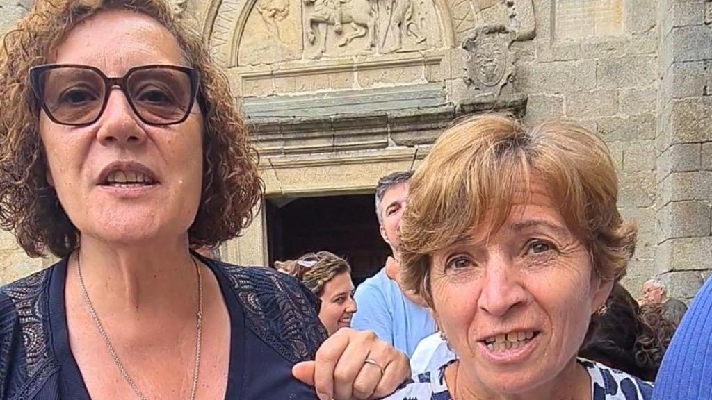 En la imagen, Ana y María Jesús, la señora que ha contado la anécdota con el rey Felipe VI