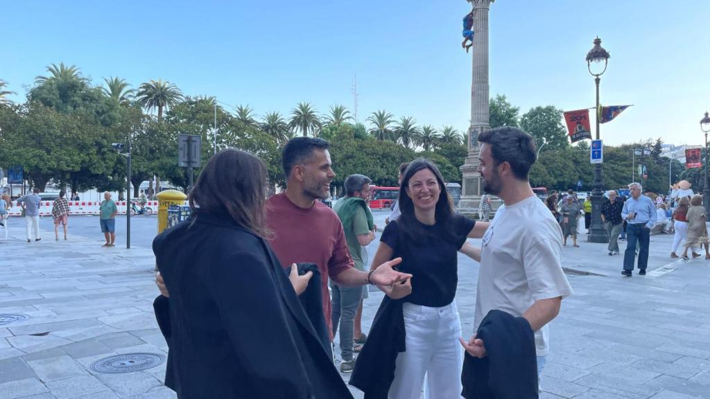 Un grupo de amigos que ha quedado en el Obelisco de A Coruña