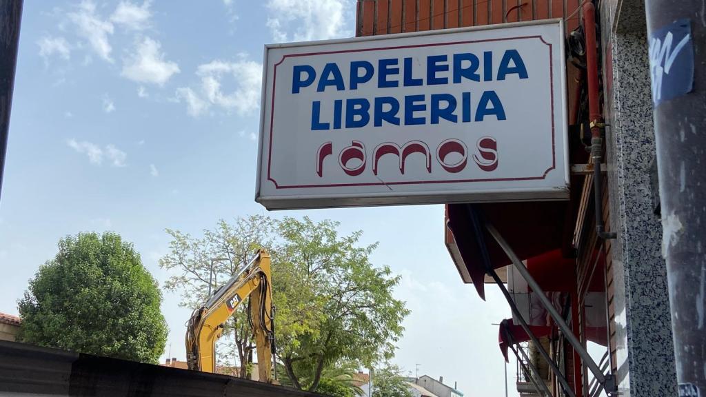 Papelería Ramos con una grúa al fondo