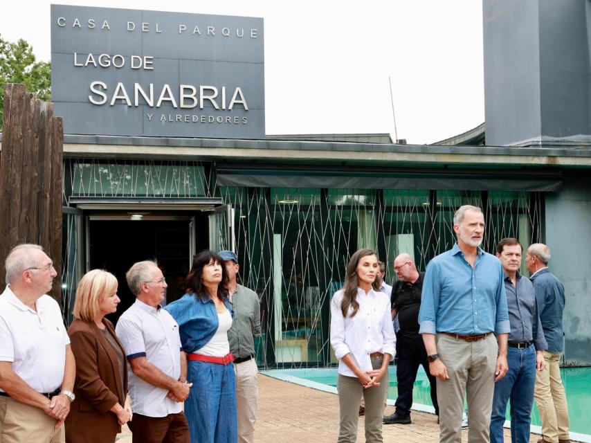 Encuentro de los Reyes con alcaldes de los municipios de Zamora afectados por los graves incendios forestales para conocer de primera mano los daños sufridos y las necesidades de los vecinos.