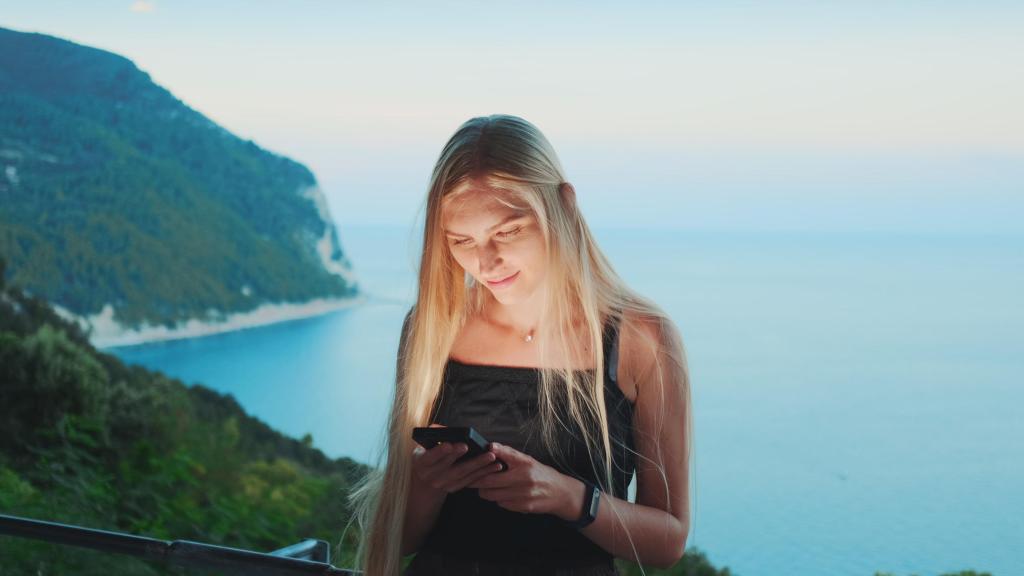 Imagen de archivo de una joven utilizando su teléfono.