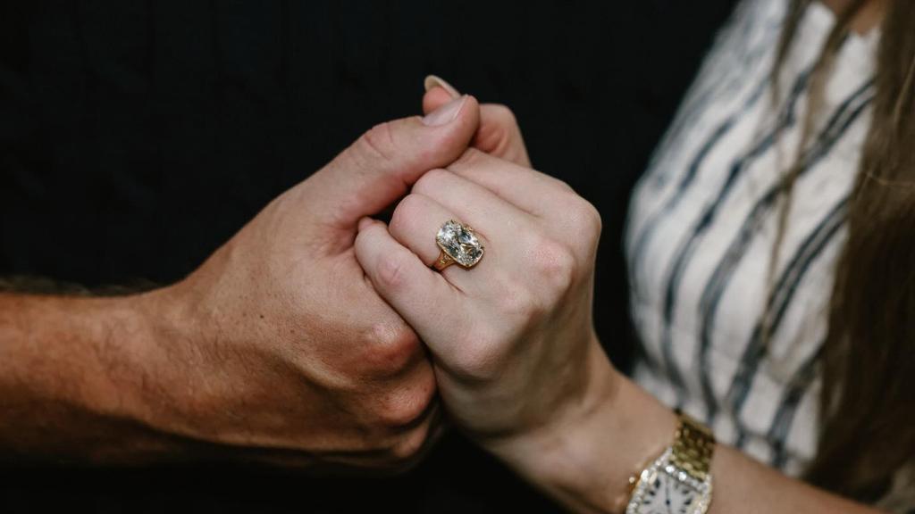 El anillo de compromiso de Taylor Swift, un diamante valorado en medio millón de dólares.